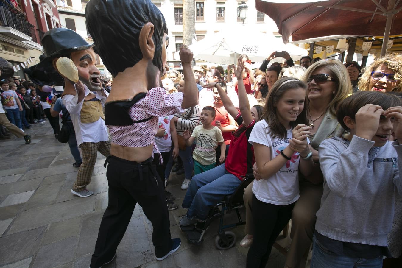 Música, diversión y también moda, en el arranque de los días grandes de la Feria del Corpus, que ha vivido una mañana vibrante con calles abarrotadas. Puedes ver todas las fotos del Corpus pinchando en  este enlace .