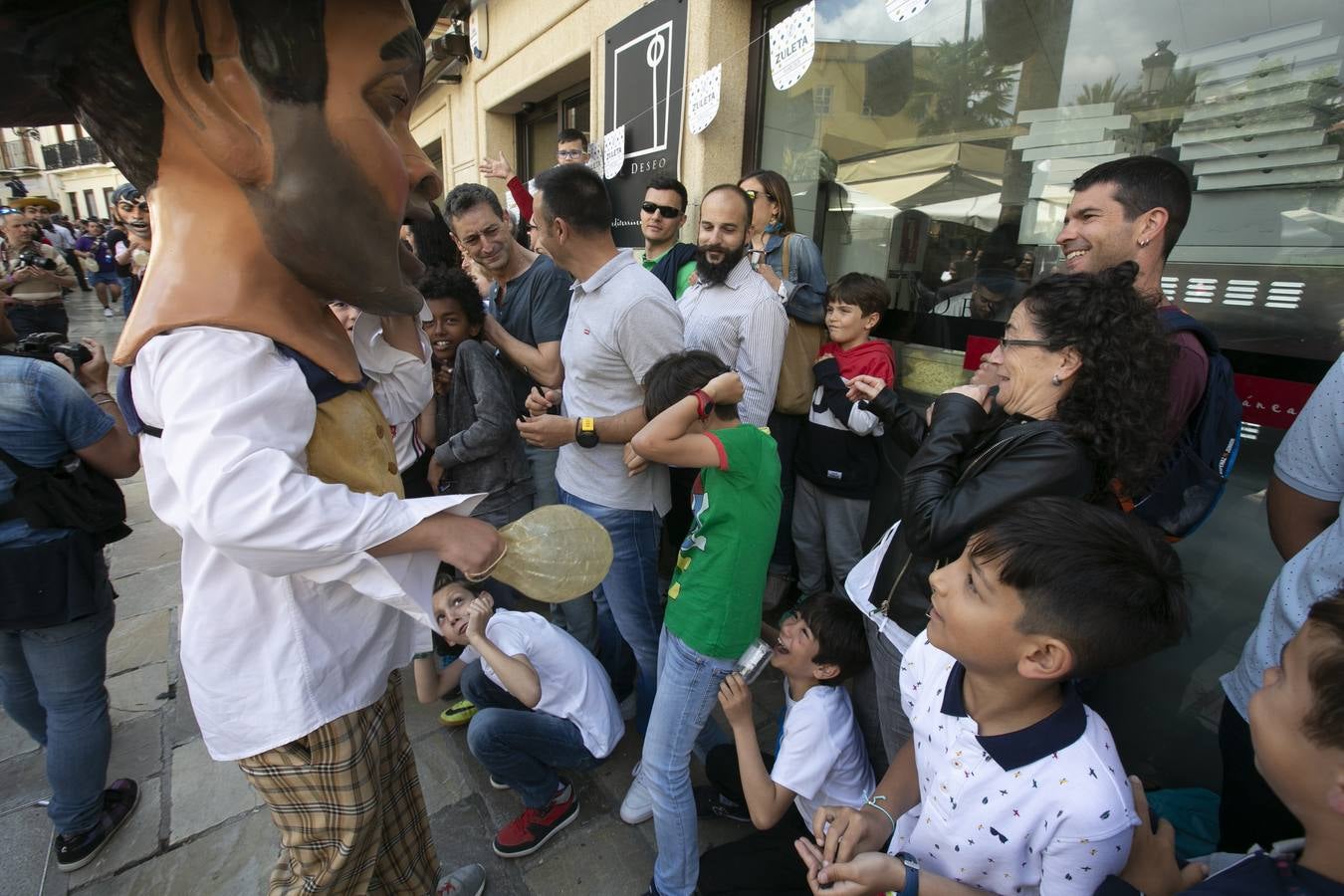 Música, diversión y también moda, en el arranque de los días grandes de la Feria del Corpus, que ha vivido una mañana vibrante con calles abarrotadas. Puedes ver todas las fotos del Corpus pinchando en  este enlace .