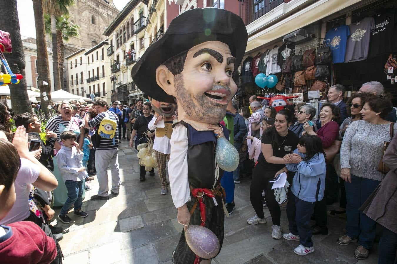 Música, diversión y también moda, en el arranque de los días grandes de la Feria del Corpus, que ha vivido una mañana vibrante con calles abarrotadas. Puedes ver todas las fotos del Corpus pinchando en  este enlace .