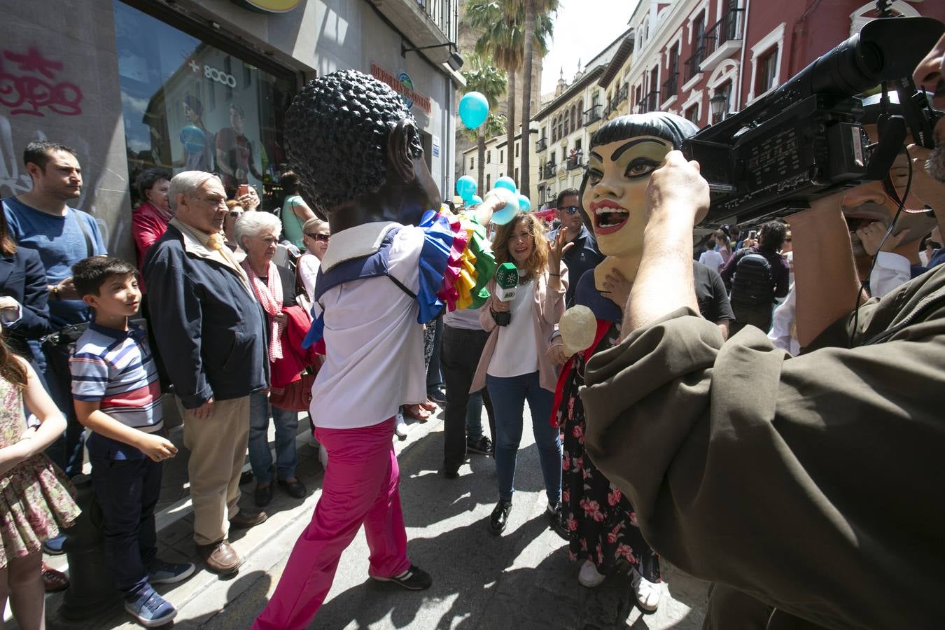 Música, diversión y también moda, en el arranque de los días grandes de la Feria del Corpus, que ha vivido una mañana vibrante con calles abarrotadas. Puedes ver todas las fotos del Corpus pinchando en  este enlace .