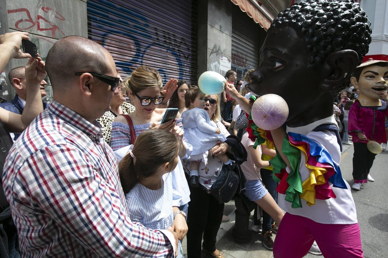 Música, diversión y también moda, en el arranque de los días grandes de la Feria del Corpus, que ha vivido una mañana vibrante con calles abarrotadas. Puedes ver todas las fotos del Corpus pinchando en  este enlace .