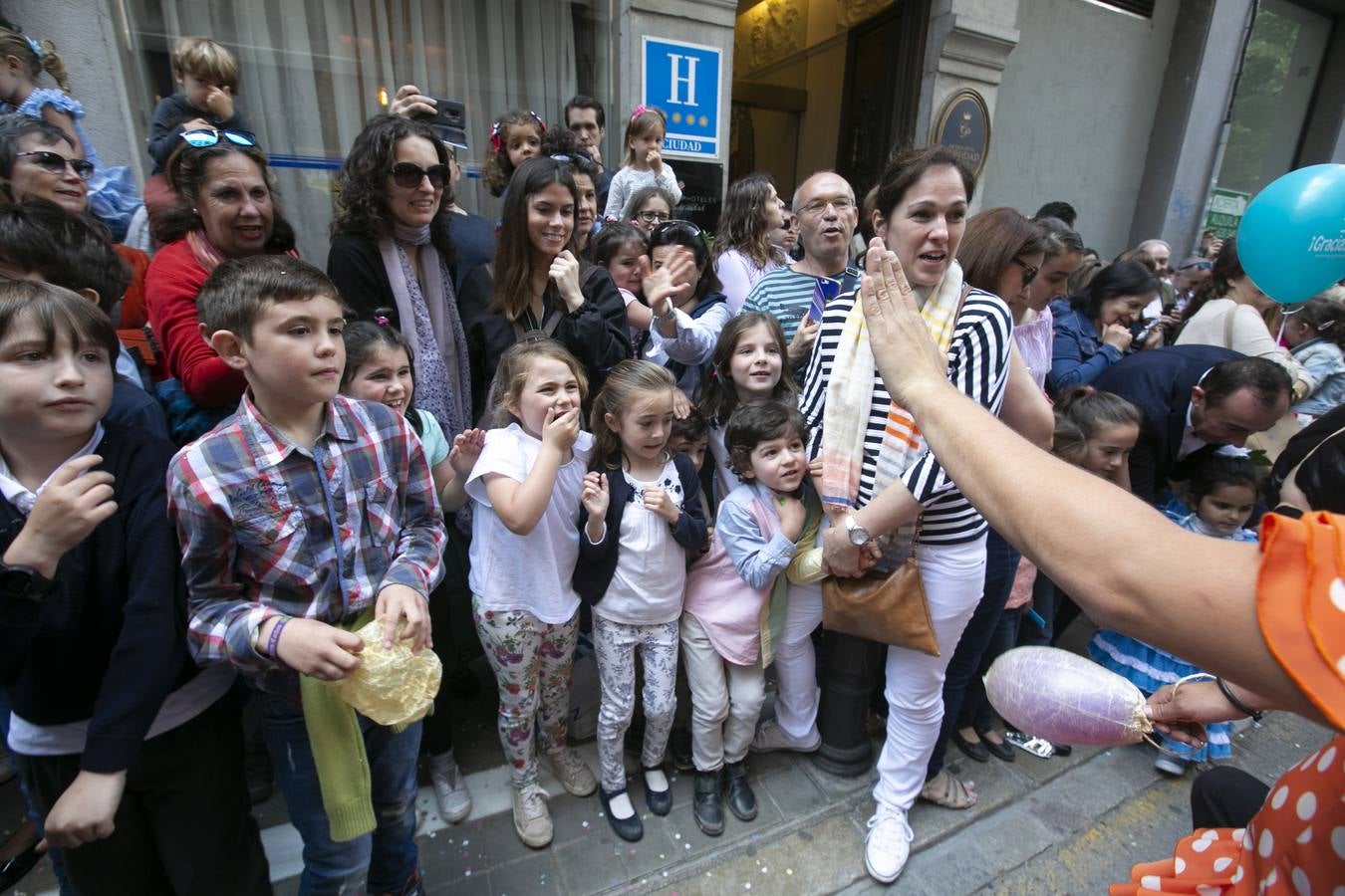 Música, diversión y también moda, en el arranque de los días grandes de la Feria del Corpus, que ha vivido una mañana vibrante con calles abarrotadas. Puedes ver todas las fotos del Corpus pinchando en  este enlace .