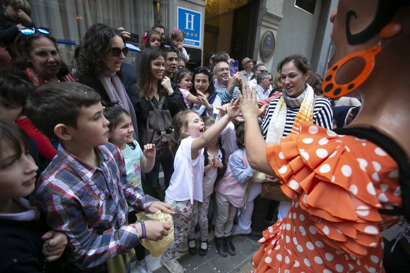 Música, diversión y también moda, en el arranque de los días grandes de la Feria del Corpus, que ha vivido una mañana vibrante con calles abarrotadas. Puedes ver todas las fotos del Corpus pinchando en  este enlace .