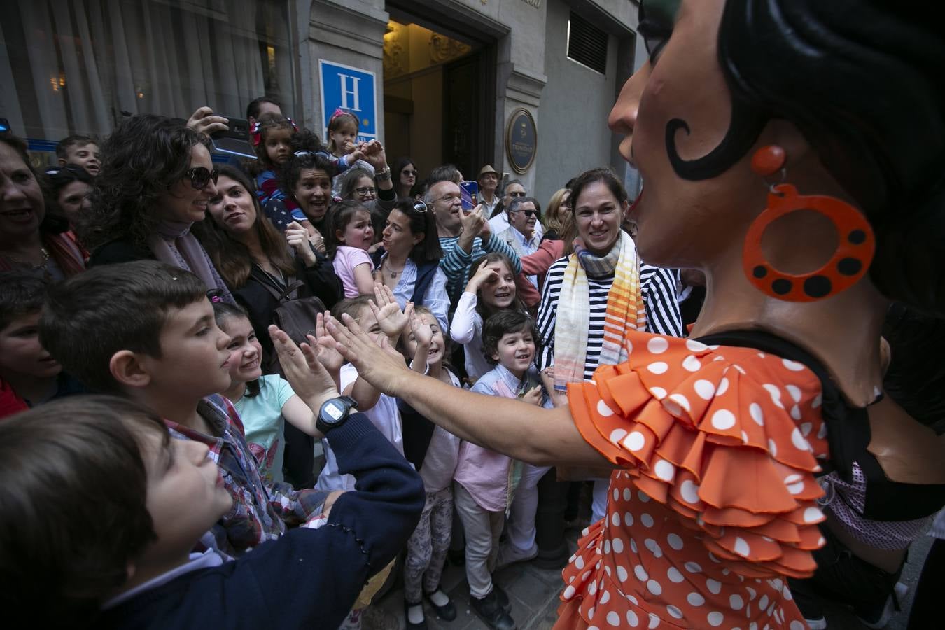 Música, diversión y también moda, en el arranque de los días grandes de la Feria del Corpus, que ha vivido una mañana vibrante con calles abarrotadas. Puedes ver todas las fotos del Corpus pinchando en  este enlace .