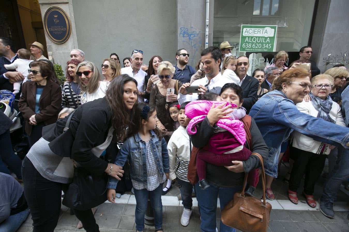 Música, diversión y también moda, en el arranque de los días grandes de la Feria del Corpus, que ha vivido una mañana vibrante con calles abarrotadas. Puedes ver todas las fotos del Corpus pinchando en  este enlace .