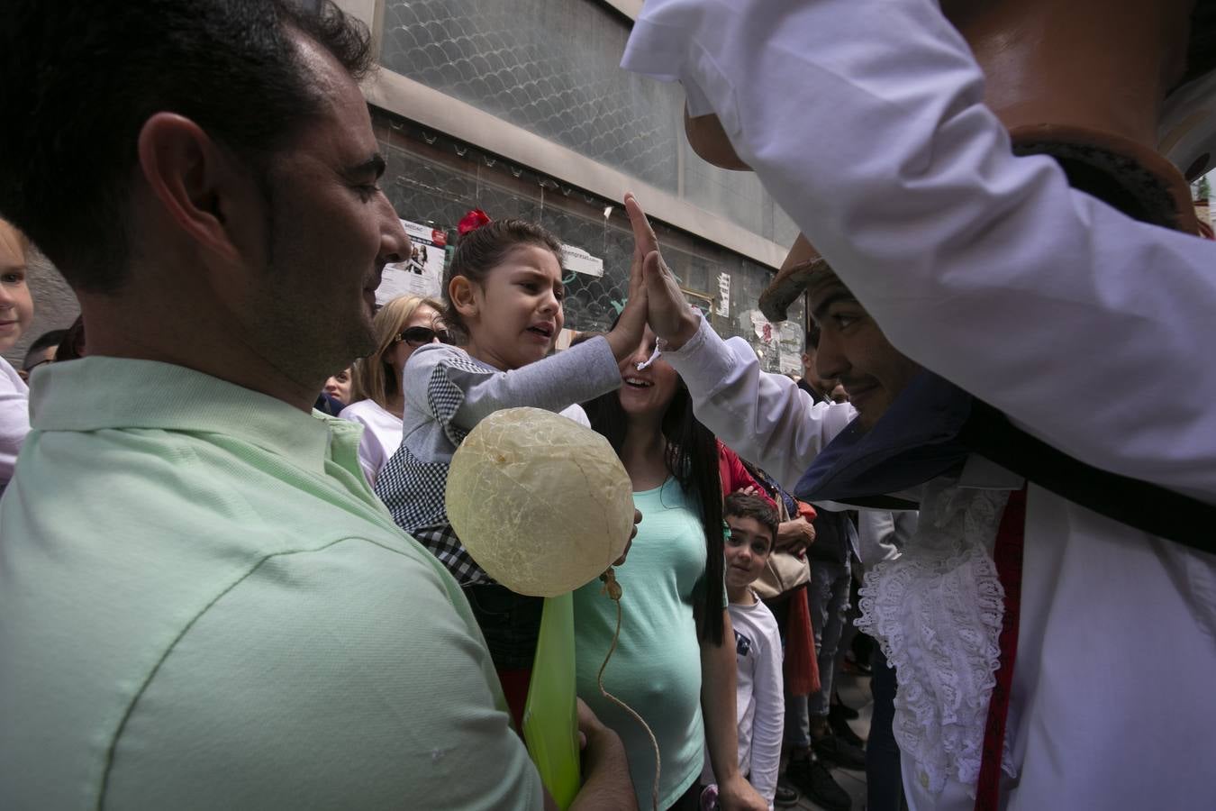 Música, diversión y también moda, en el arranque de los días grandes de la Feria del Corpus, que ha vivido una mañana vibrante con calles abarrotadas. Puedes ver todas las fotos del Corpus pinchando en  este enlace .