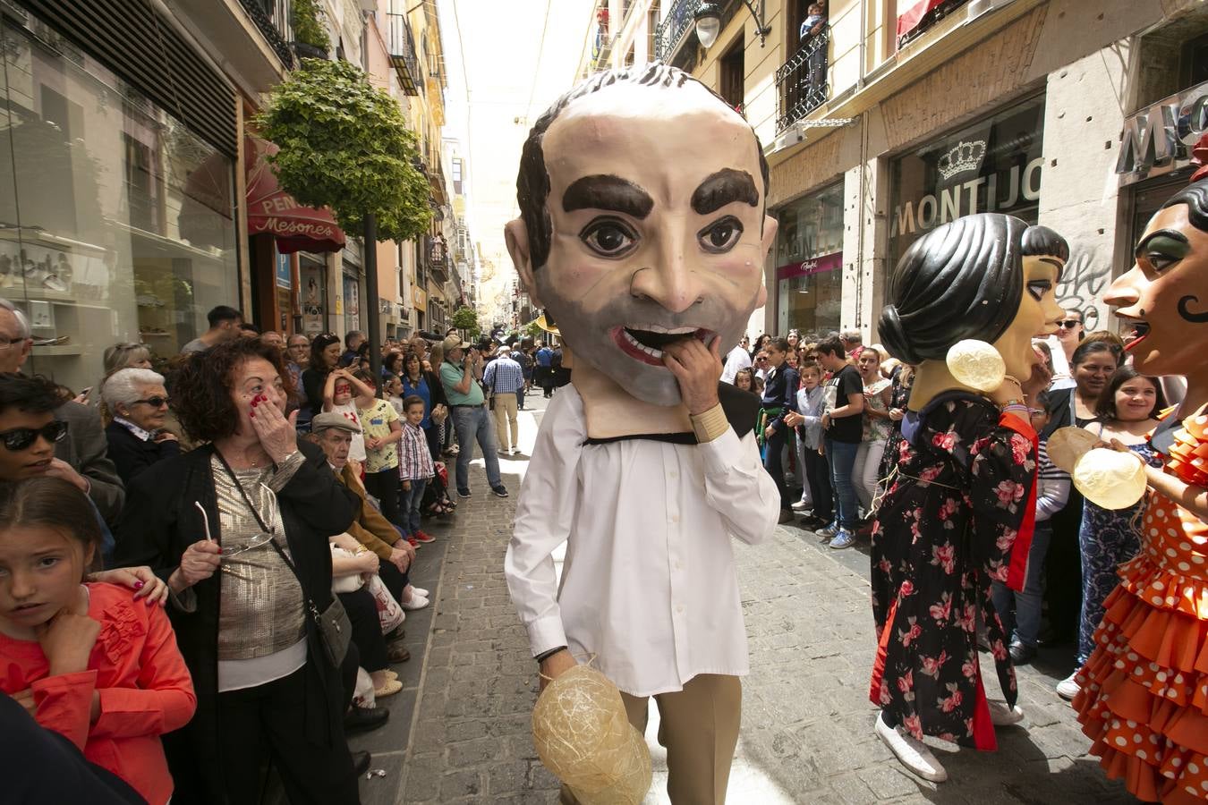 Música, diversión y también moda, en el arranque de los días grandes de la Feria del Corpus, que ha vivido una mañana vibrante con calles abarrotadas. Puedes ver todas las fotos del Corpus pinchando en  este enlace .