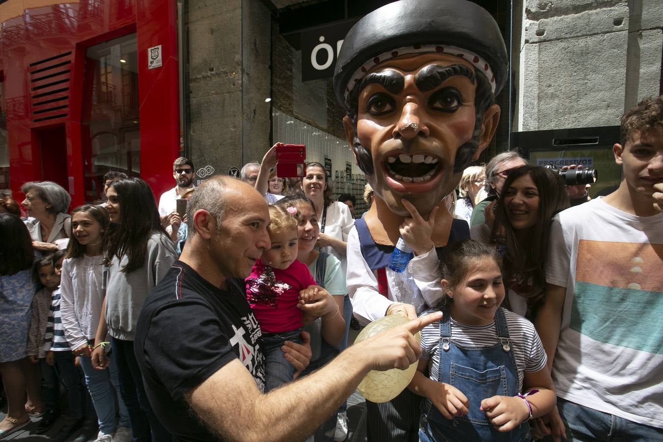 Música, diversión y también moda, en el arranque de los días grandes de la Feria del Corpus, que ha vivido una mañana vibrante con calles abarrotadas. Puedes ver todas las fotos del Corpus pinchando en  este enlace .