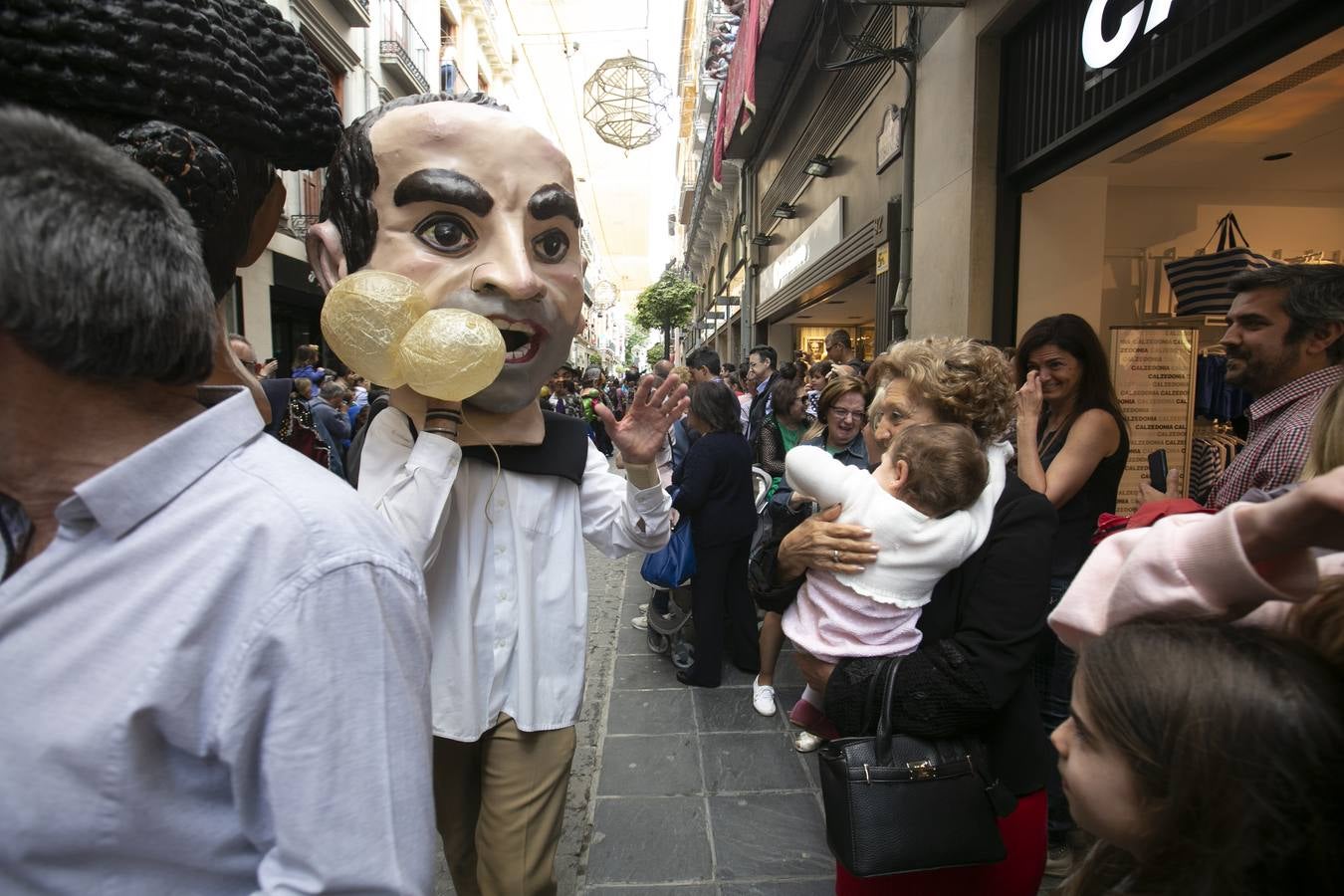 Música, diversión y también moda, en el arranque de los días grandes de la Feria del Corpus, que ha vivido una mañana vibrante con calles abarrotadas. Puedes ver todas las fotos del Corpus pinchando en  este enlace .