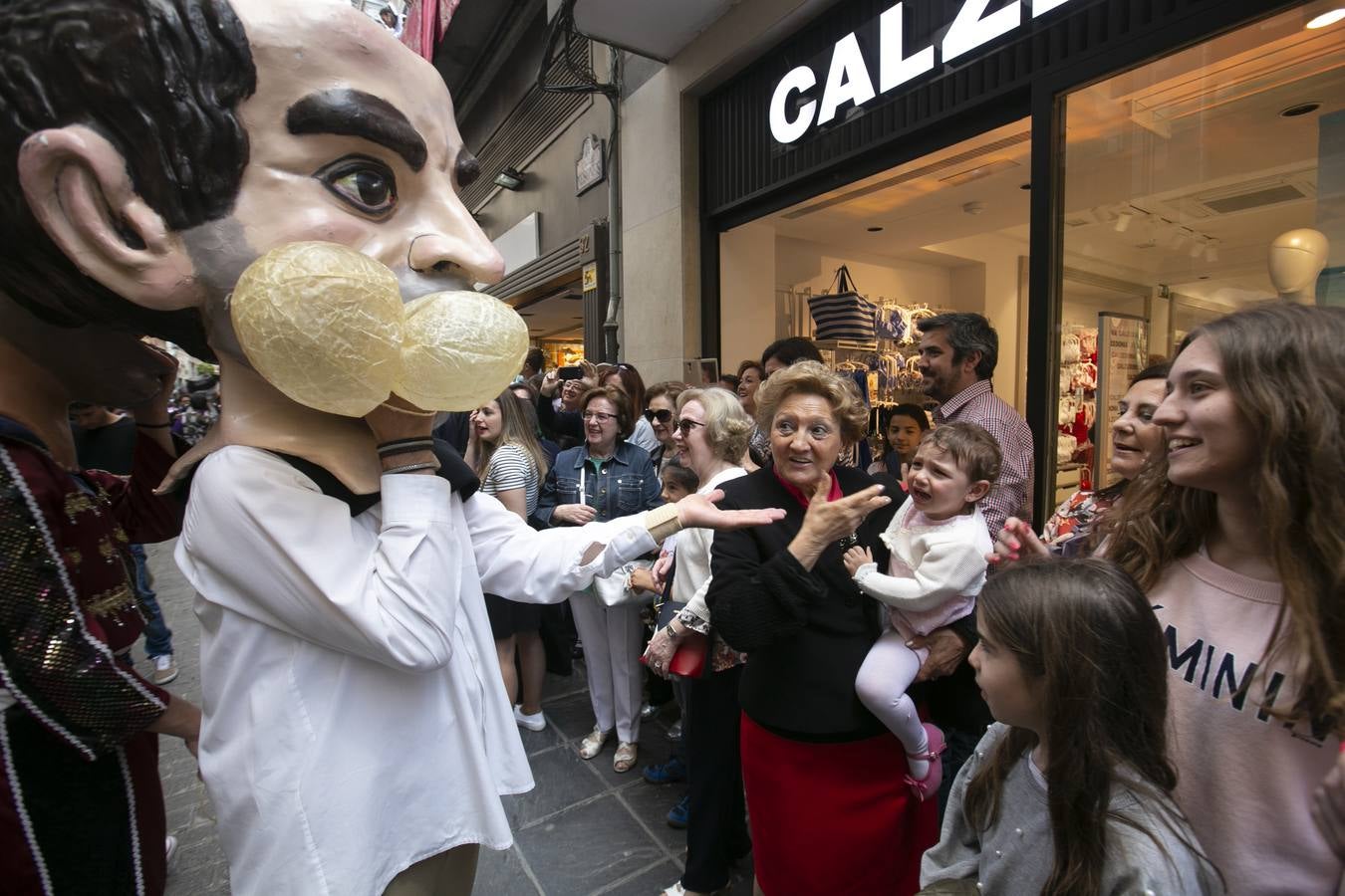 Música, diversión y también moda, en el arranque de los días grandes de la Feria del Corpus, que ha vivido una mañana vibrante con calles abarrotadas. Puedes ver todas las fotos del Corpus pinchando en  este enlace .