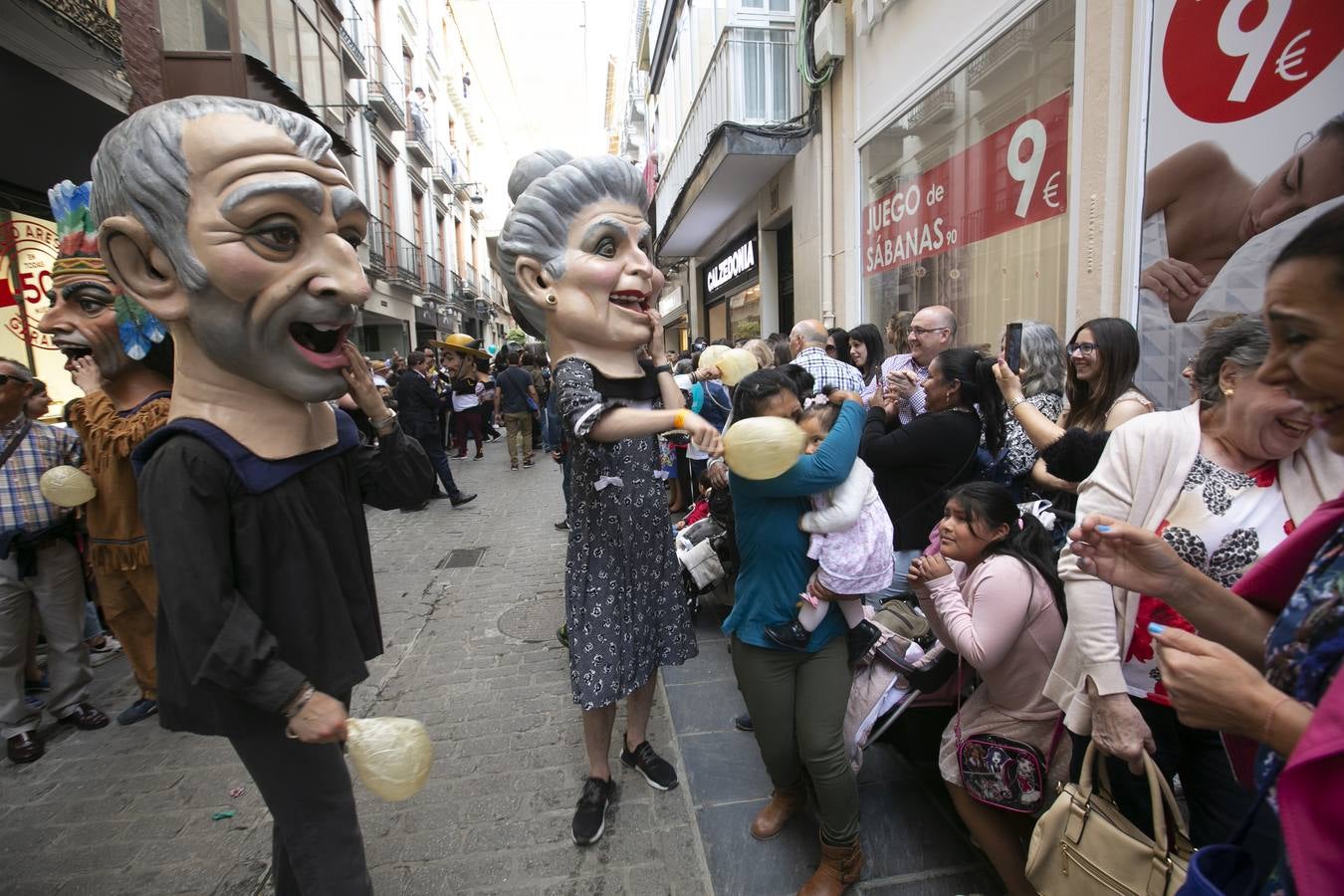 Música, diversión y también moda, en el arranque de los días grandes de la Feria del Corpus, que ha vivido una mañana vibrante con calles abarrotadas. Puedes ver todas las fotos del Corpus pinchando en  este enlace .