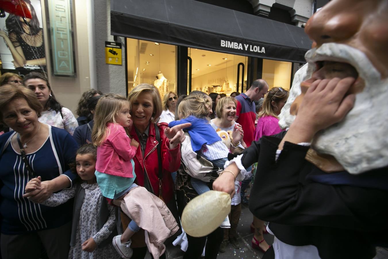 Música, diversión y también moda, en el arranque de los días grandes de la Feria del Corpus, que ha vivido una mañana vibrante con calles abarrotadas. Puedes ver todas las fotos del Corpus pinchando en  este enlace .