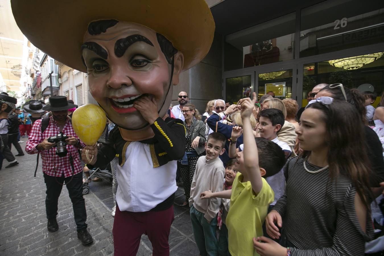 Música, diversión y también moda, en el arranque de los días grandes de la Feria del Corpus, que ha vivido una mañana vibrante con calles abarrotadas. Puedes ver todas las fotos del Corpus pinchando en  este enlace .