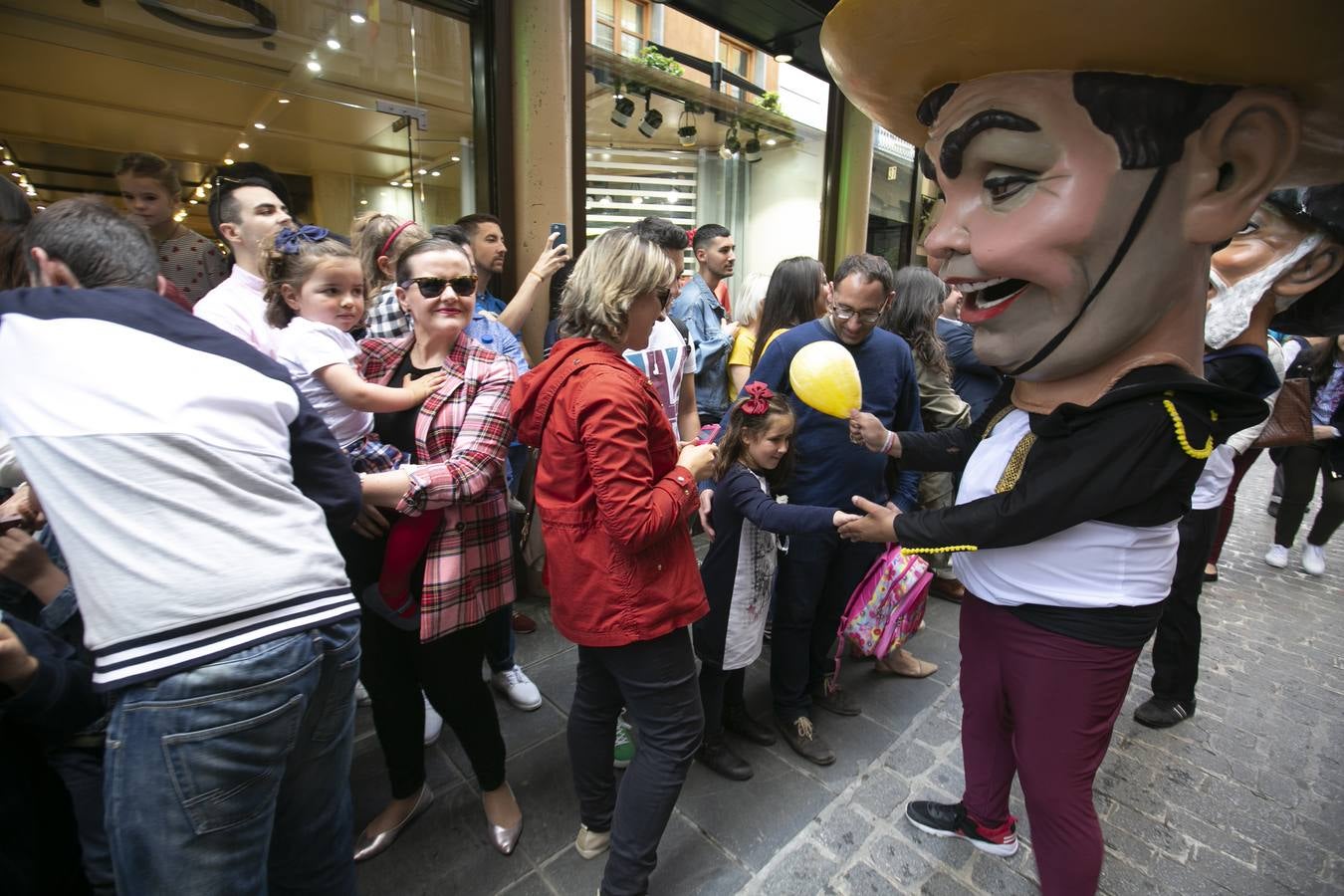 Música, diversión y también moda, en el arranque de los días grandes de la Feria del Corpus, que ha vivido una mañana vibrante con calles abarrotadas. Puedes ver todas las fotos del Corpus pinchando en  este enlace .