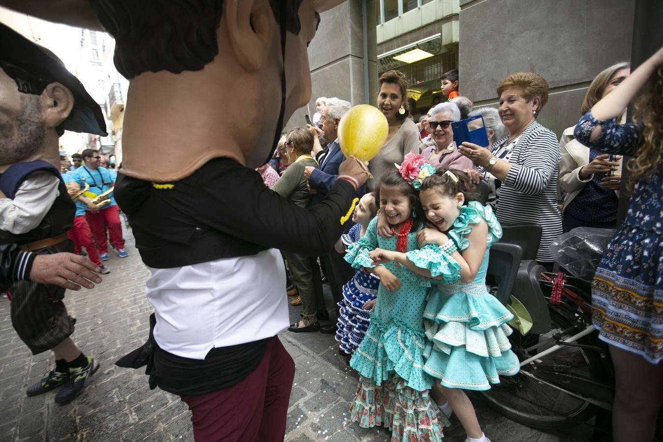 Música, diversión y también moda, en el arranque de los días grandes de la Feria del Corpus, que ha vivido una mañana vibrante con calles abarrotadas. Puedes ver todas las fotos del Corpus pinchando en  este enlace .