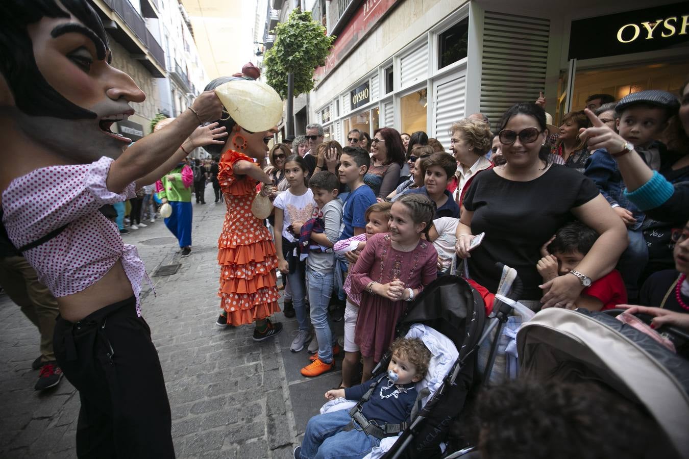 Música, diversión y también moda, en el arranque de los días grandes de la Feria del Corpus, que ha vivido una mañana vibrante con calles abarrotadas. Puedes ver todas las fotos del Corpus pinchando en  este enlace .