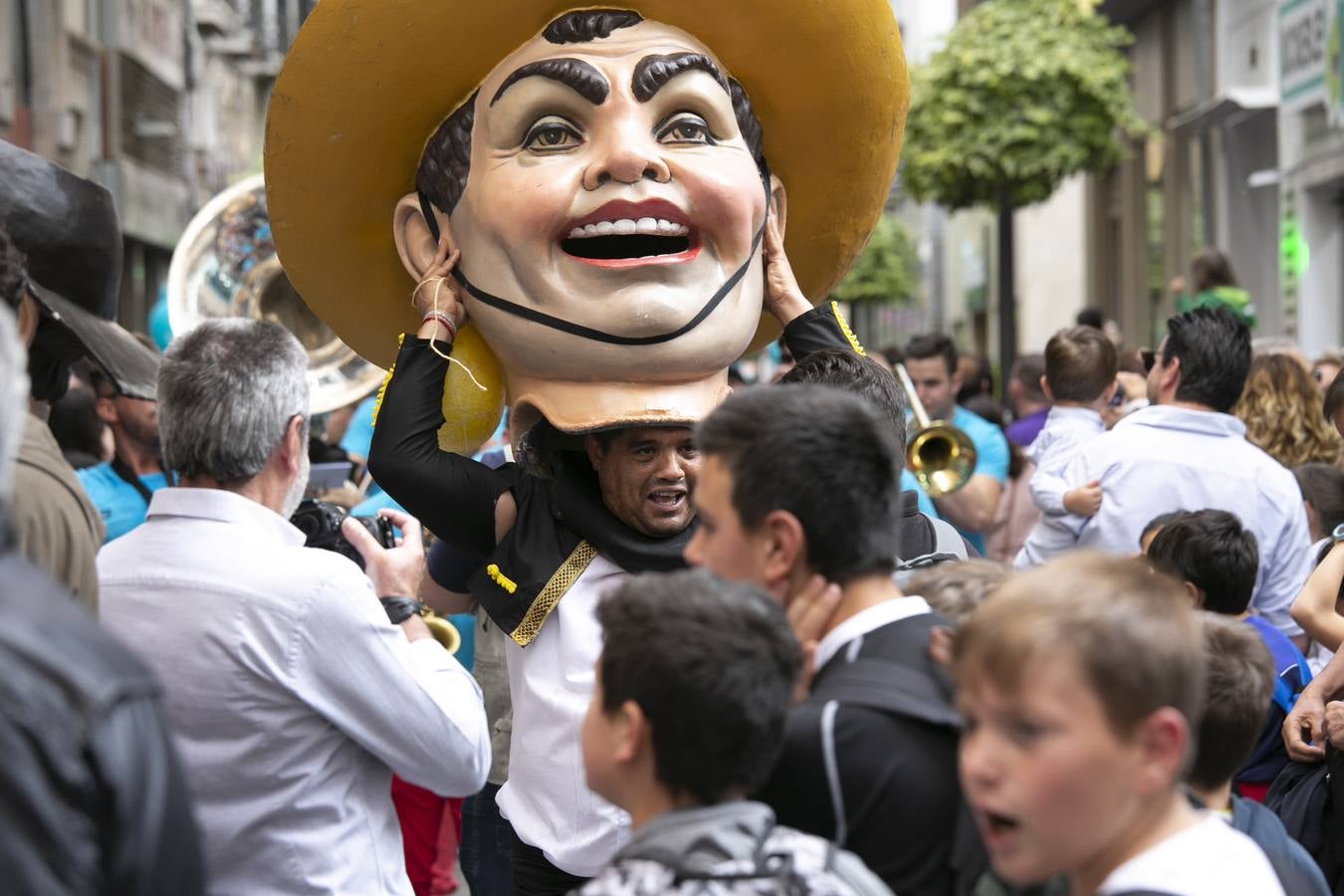 Música, diversión y también moda, en el arranque de los días grandes de la Feria del Corpus, que ha vivido una mañana vibrante con calles abarrotadas. Puedes ver todas las fotos del Corpus pinchando en  este enlace .