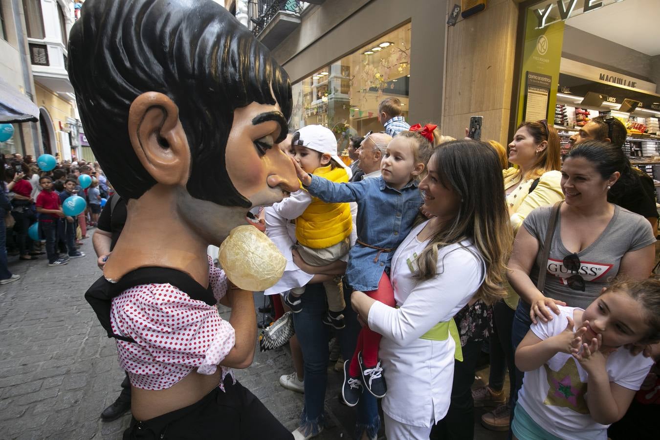 Música, diversión y también moda, en el arranque de los días grandes de la Feria del Corpus, que ha vivido una mañana vibrante con calles abarrotadas. Puedes ver todas las fotos del Corpus pinchando en  este enlace .