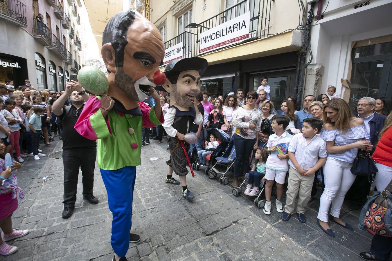 Música, diversión y también moda, en el arranque de los días grandes de la Feria del Corpus, que ha vivido una mañana vibrante con calles abarrotadas. Puedes ver todas las fotos del Corpus pinchando en  este enlace .