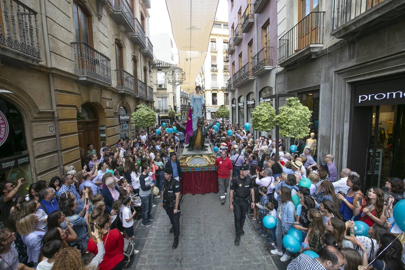 Música, diversión y también moda, en el arranque de los días grandes de la Feria del Corpus, que ha vivido una mañana vibrante con calles abarrotadas. Puedes ver todas las fotos del Corpus pinchando en  este enlace .