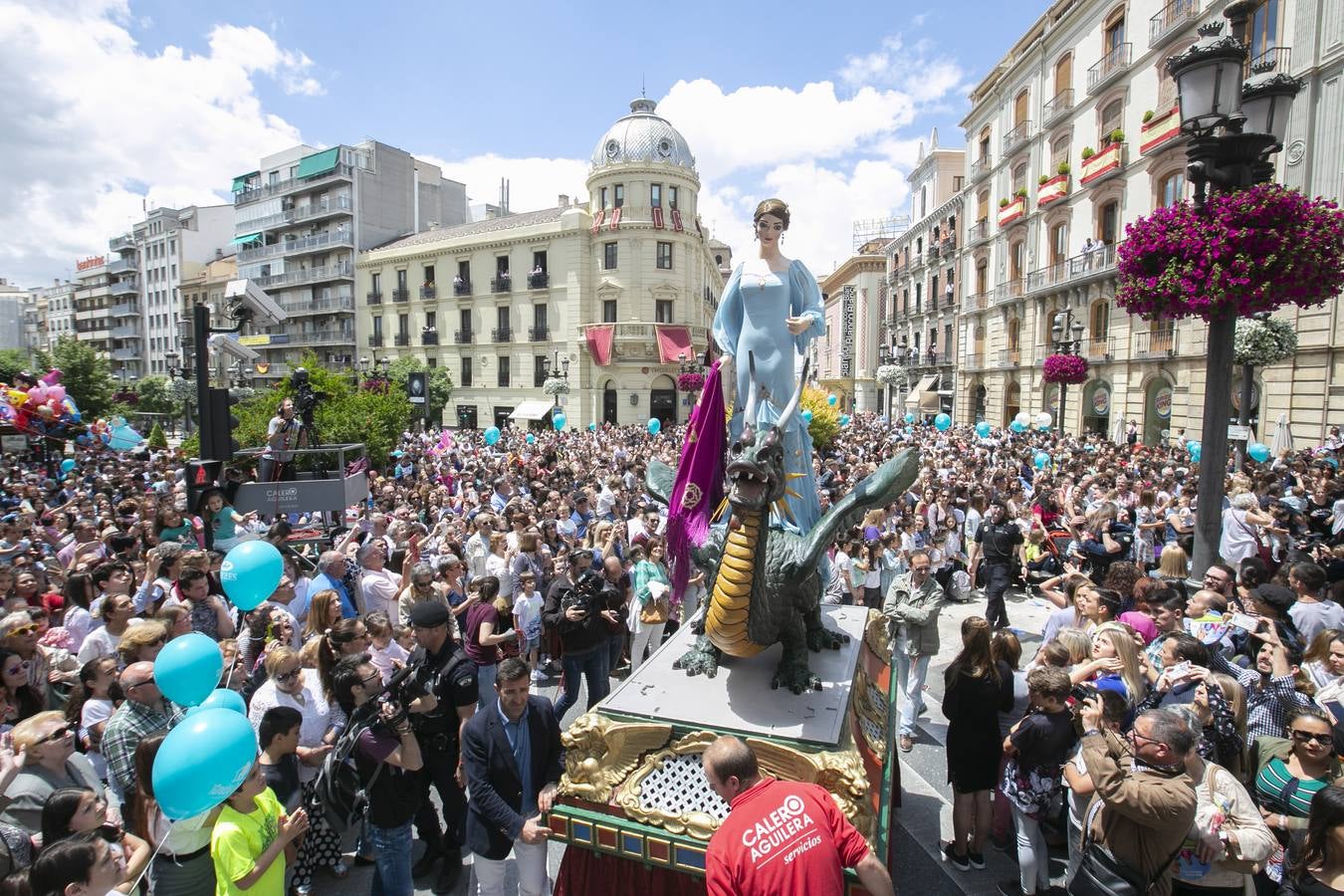 Música, diversión y también moda, en el arranque de los días grandes de la Feria del Corpus, que ha vivido una mañana vibrante con calles abarrotadas. Puedes ver todas las fotos del Corpus pinchando en  este enlace .