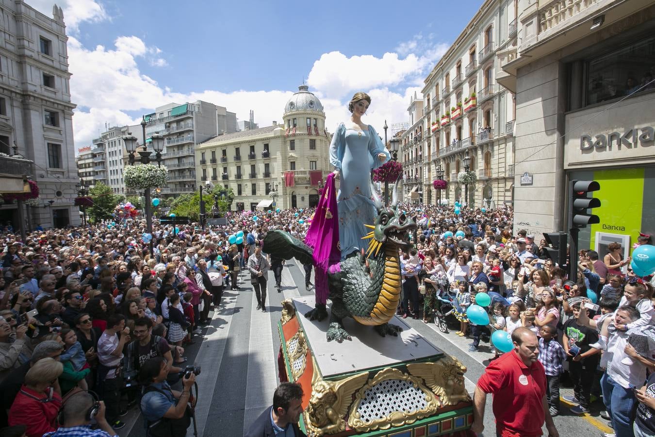 Música, diversión y también moda, en el arranque de los días grandes de la Feria del Corpus, que ha vivido una mañana vibrante con calles abarrotadas. Puedes ver todas las fotos del Corpus pinchando en  este enlace .