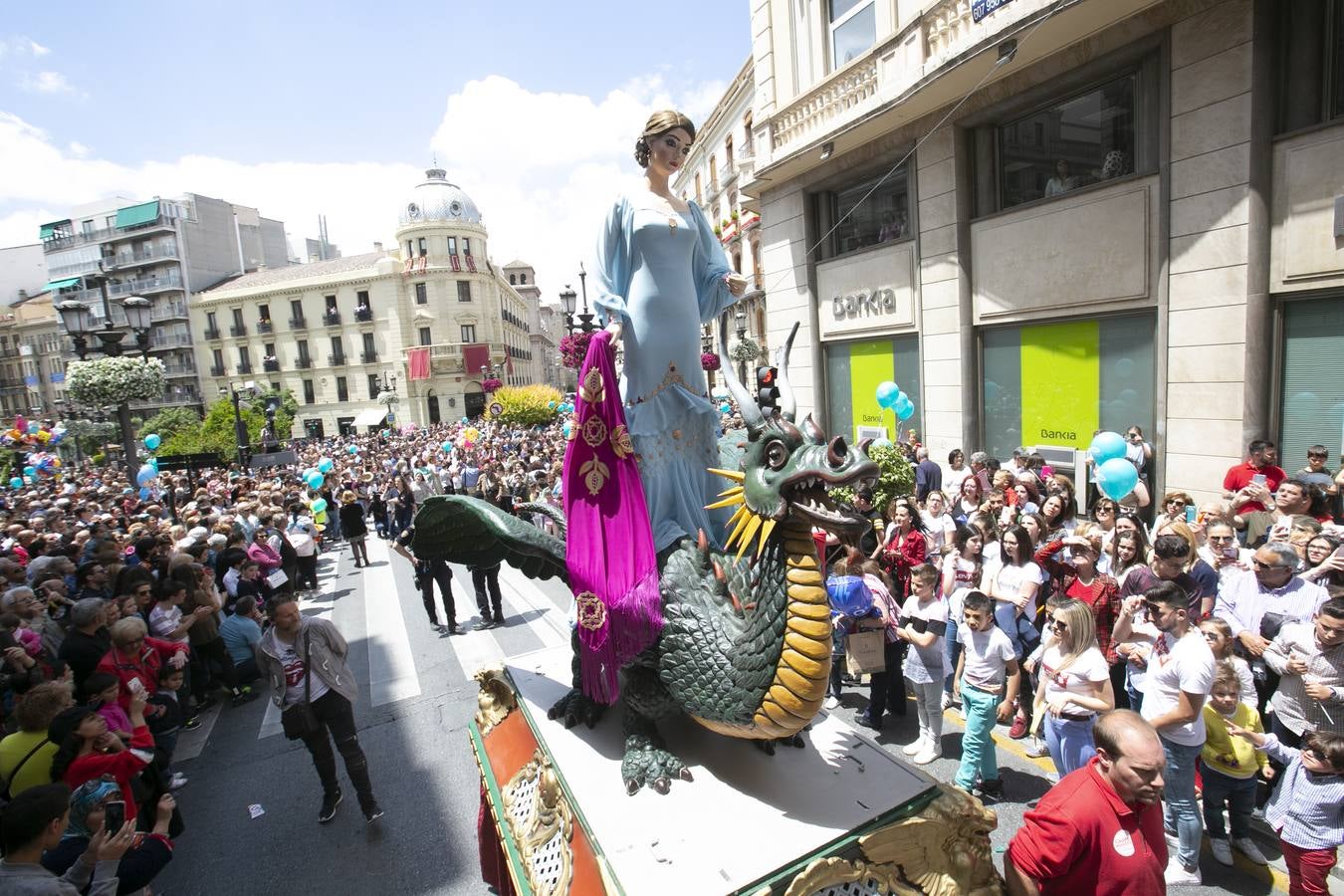 Música, diversión y también moda, en el arranque de los días grandes de la Feria del Corpus, que ha vivido una mañana vibrante con calles abarrotadas. Puedes ver todas las fotos del Corpus pinchando en  este enlace .