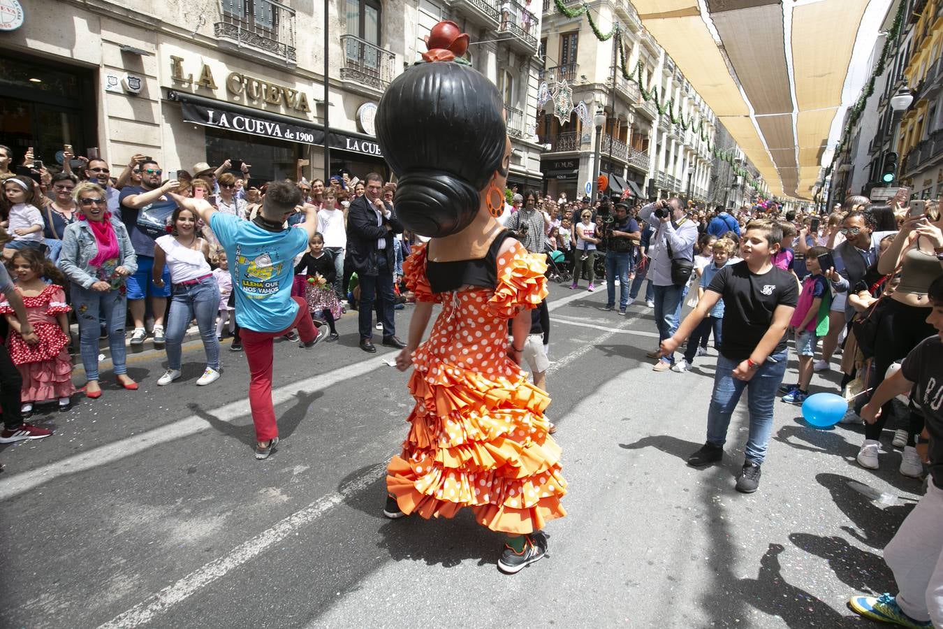 Música, diversión y también moda, en el arranque de los días grandes de la Feria del Corpus, que ha vivido una mañana vibrante con calles abarrotadas. Puedes ver todas las fotos del Corpus pinchando en  este enlace .