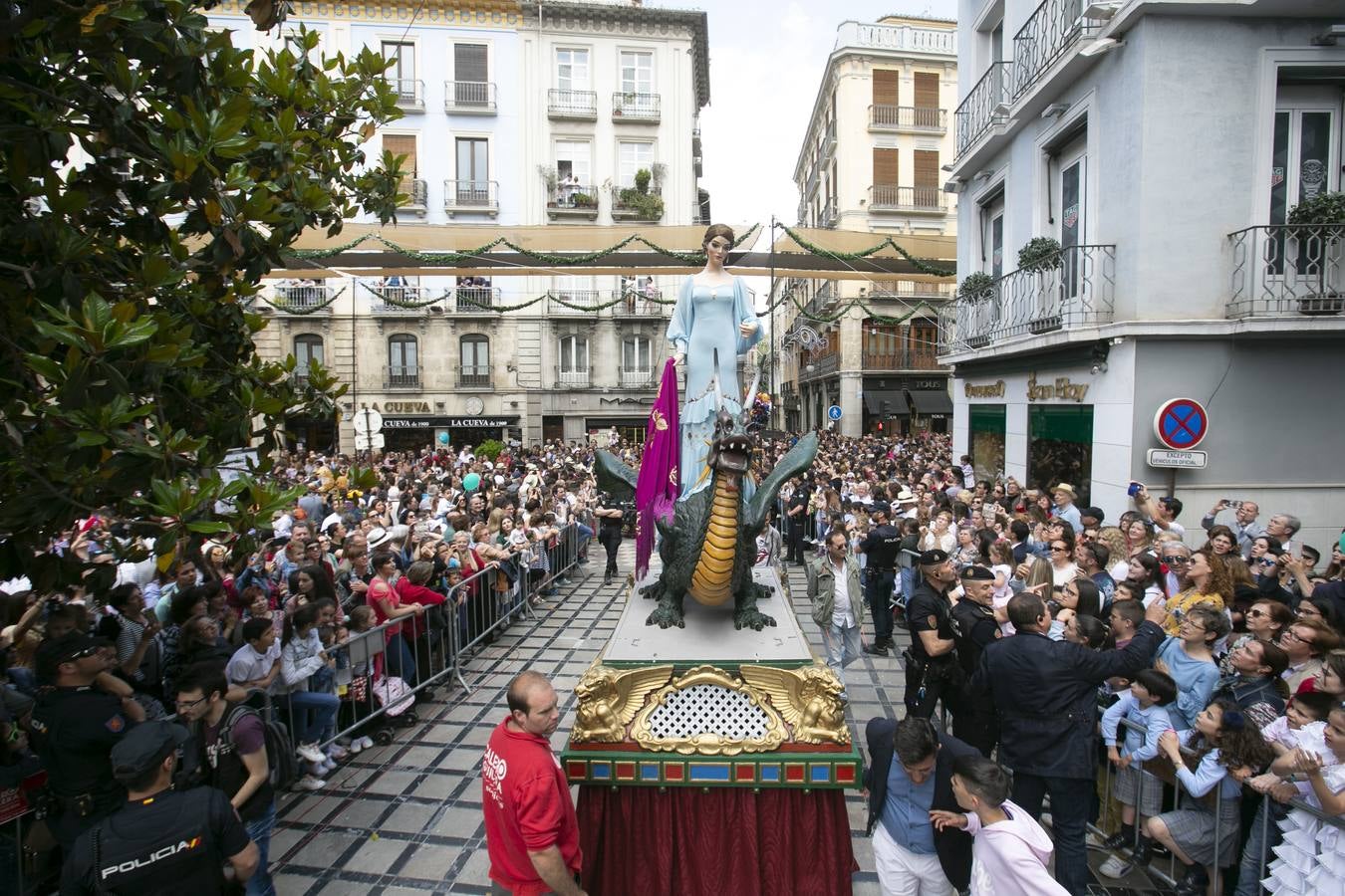 Música, diversión y también moda, en el arranque de los días grandes de la Feria del Corpus, que ha vivido una mañana vibrante con calles abarrotadas. Puedes ver todas las fotos del Corpus pinchando en  este enlace .