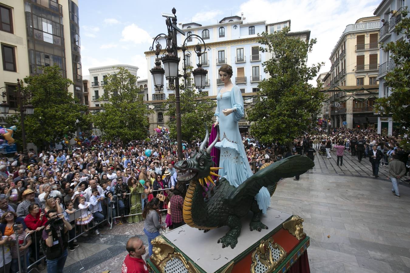 Música, diversión y también moda, en el arranque de los días grandes de la Feria del Corpus, que ha vivido una mañana vibrante con calles abarrotadas. Puedes ver todas las fotos del Corpus pinchando en  este enlace .