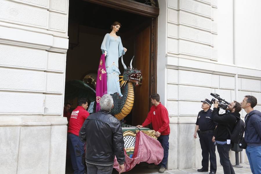 Miles de granadinos y foráneos llenan la capital para acompañar a La Tarasca en su desfile por le centro de la ciudad. Puede ver más fotos del Corpus en  este enlace . 