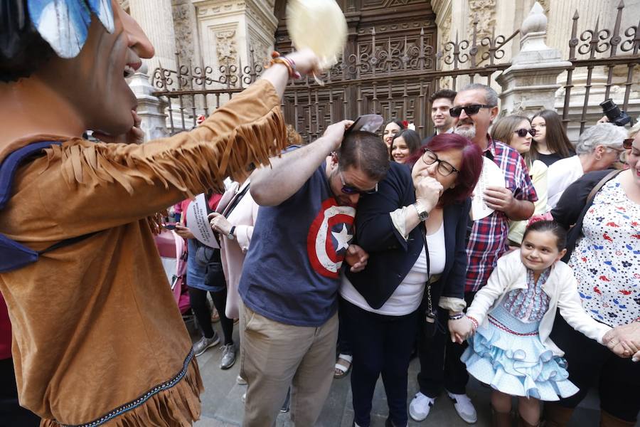 Miles de granadinos y foráneos llenan la capital para acompañar a La Tarasca en su desfile por le centro de la ciudad. Puede ver más fotos del Corpus en  este enlace . 