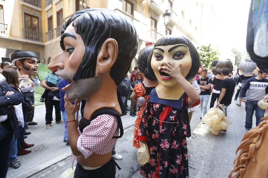 Miles de granadinos y foráneos llenan la capital para acompañar a La Tarasca en su desfile por le centro de la ciudad. Puede ver más fotos del Corpus en  este enlace . 