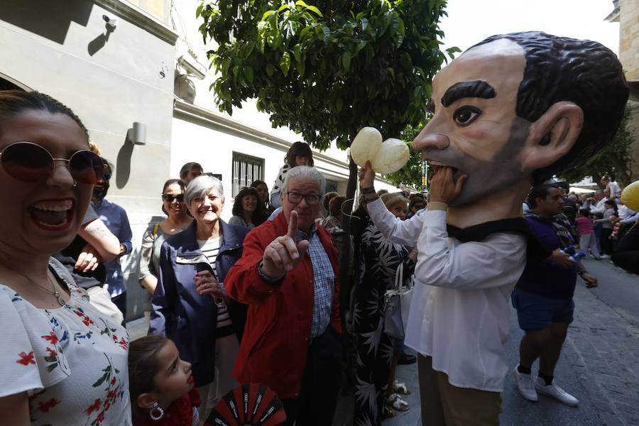 Miles de granadinos y foráneos llenan la capital para acompañar a La Tarasca en su desfile por le centro de la ciudad. Puede ver más fotos del Corpus en  este enlace . 