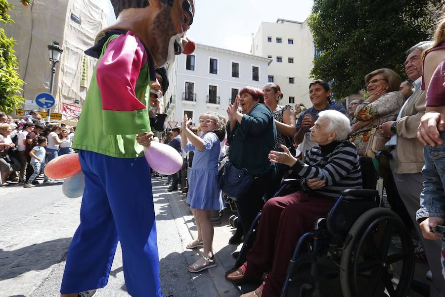 Miles de granadinos y foráneos llenan la capital para acompañar a La Tarasca en su desfile por le centro de la ciudad. Puede ver más fotos del Corpus en  este enlace . 