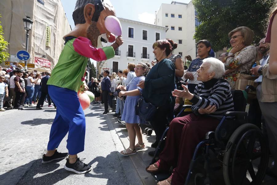 Miles de granadinos y foráneos llenan la capital para acompañar a La Tarasca en su desfile por le centro de la ciudad. Puede ver más fotos del Corpus en  este enlace . 