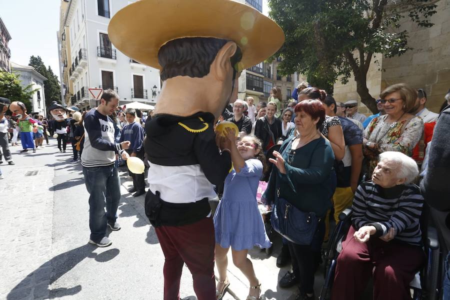 Miles de granadinos y foráneos llenan la capital para acompañar a La Tarasca en su desfile por le centro de la ciudad. Puede ver más fotos del Corpus en  este enlace . 