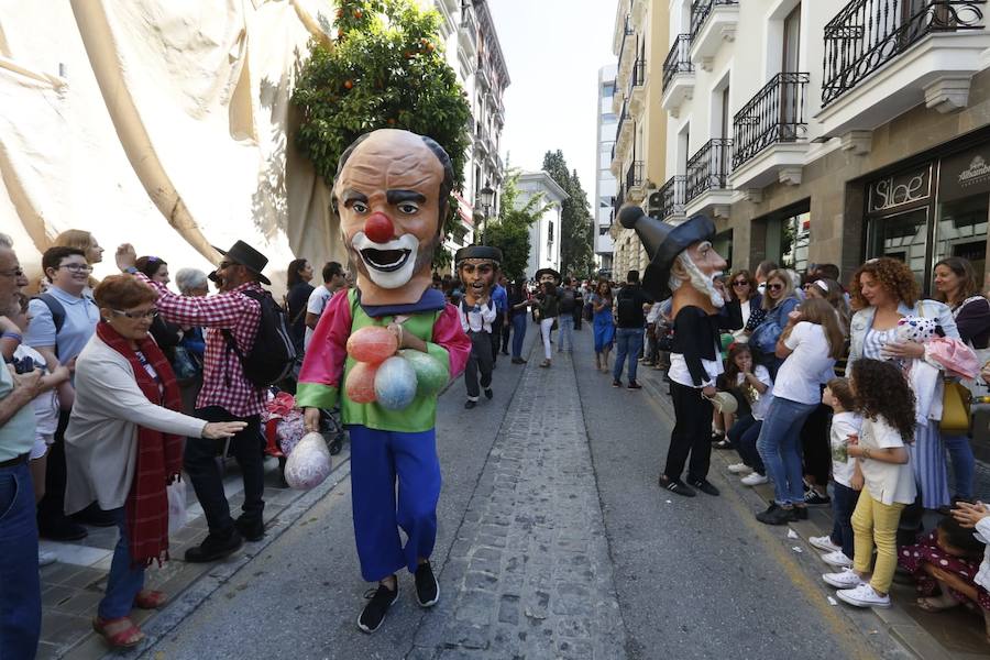 Miles de granadinos y foráneos llenan la capital para acompañar a La Tarasca en su desfile por le centro de la ciudad. Puede ver más fotos del Corpus en  este enlace . 