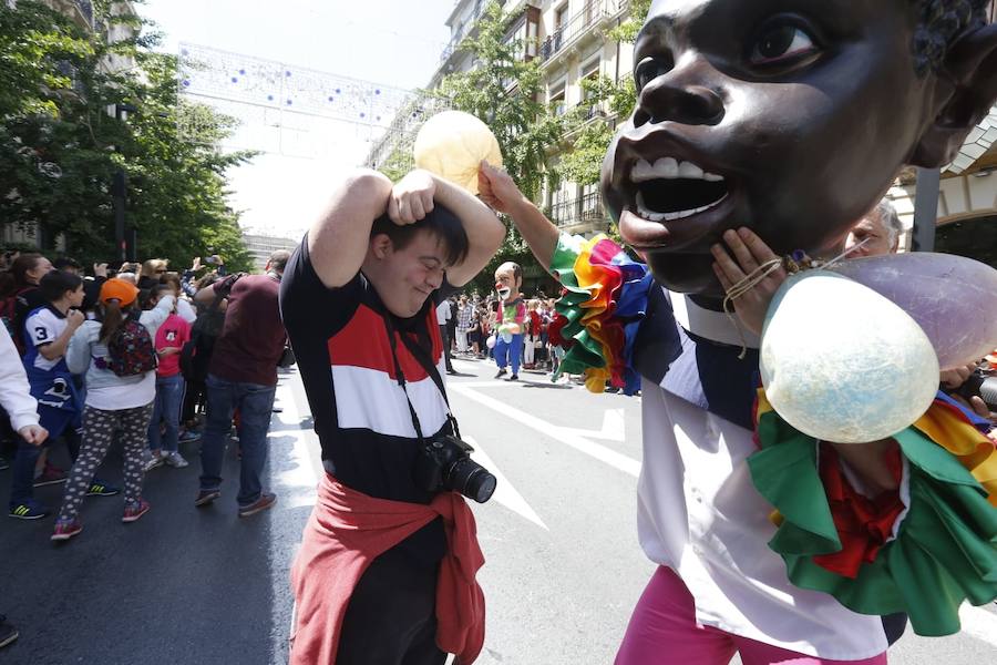 Miles de granadinos y foráneos llenan la capital para acompañar a La Tarasca en su desfile por le centro de la ciudad. Puede ver más fotos del Corpus en  este enlace . 