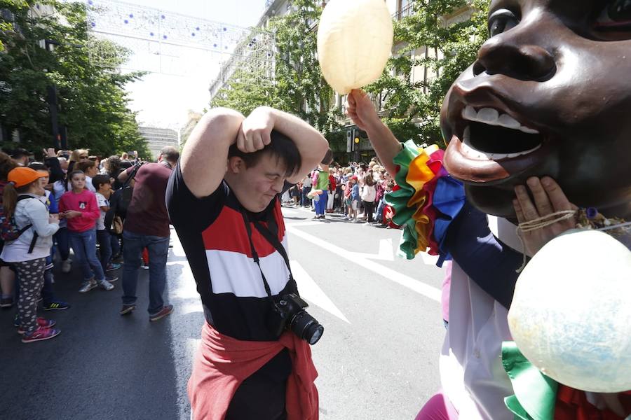 Miles de granadinos y foráneos llenan la capital para acompañar a La Tarasca en su desfile por le centro de la ciudad. Puede ver más fotos del Corpus en  este enlace . 