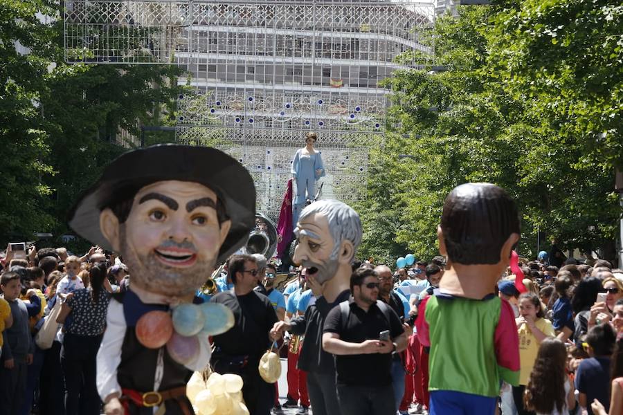 Miles de granadinos y foráneos llenan la capital para acompañar a La Tarasca en su desfile por le centro de la ciudad. Puede ver más fotos del Corpus en  este enlace . 