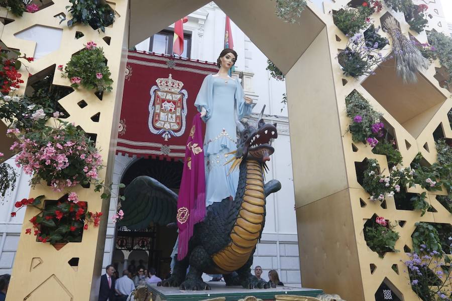 Miles de granadinos y foráneos llenan la capital para acompañar a La Tarasca en su desfile por le centro de la ciudad. Puede ver más fotos del Corpus en  este enlace . 