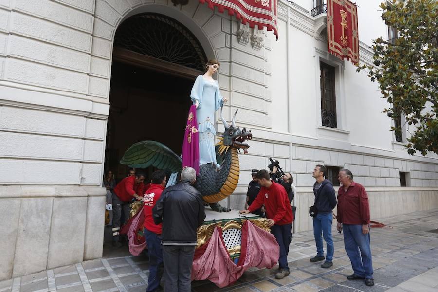 Miles de granadinos y foráneos llenan la capital para acompañar a La Tarasca en su desfile por le centro de la ciudad. Puede ver más fotos del Corpus en  este enlace . 