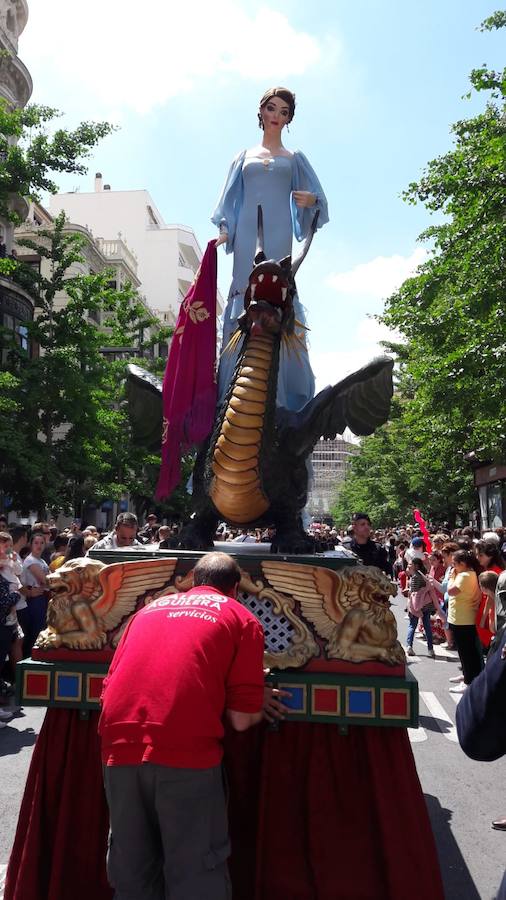 Miles de granadinos y foráneos llenan la capital para acompañar a La Tarasca en su desfile por le centro de la ciudad. Puede ver más fotos del Corpus en  este enlace . 