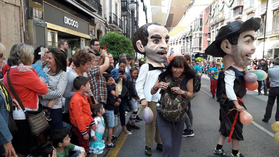 Miles de granadinos y foráneos se han acercado hasta la plaza del Carmen para acompañar a La Tarasca en su desfile por le centro de la ciudad. Puede ver más fotos del Corpus en  este enlace . 