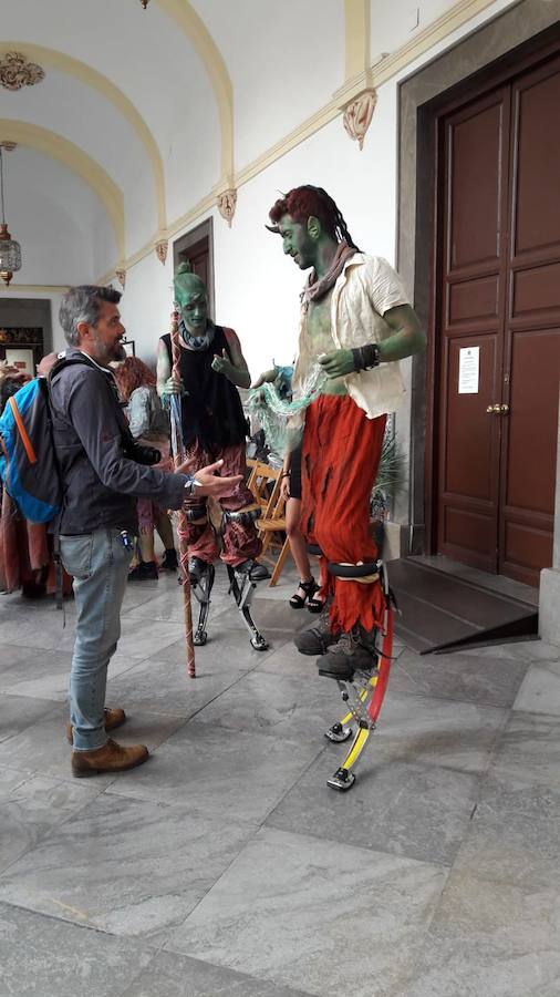 Miles de granadinos y foráneos se han acercado hasta la plaza del Carmen para acompañar a La Tarasca en su desfile por le centro de la ciudad. Puede ver más fotos del Corpus en  este enlace . 