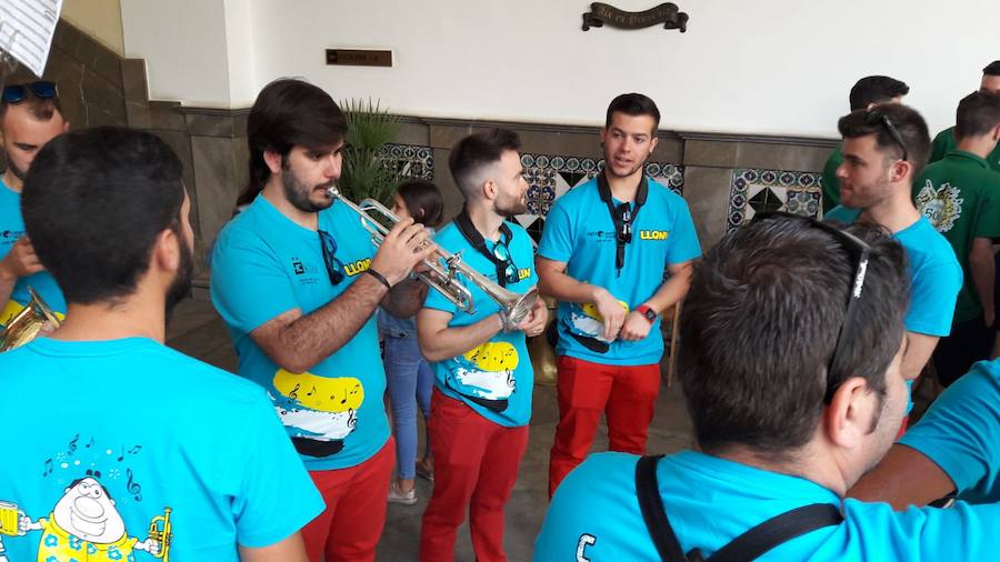 Miles de granadinos y foráneos se han acercado hasta la plaza del Carmen para acompañar a La Tarasca en su desfile por le centro de la ciudad. Puede ver más fotos del Corpus en  este enlace . 