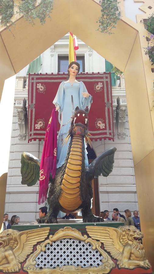 Miles de granadinos y foráneos se han acercado hasta la plaza del Carmen para acompañar a La Tarasca en su desfile por le centro de la ciudad. Puede ver más fotos del Corpus en  este enlace . 