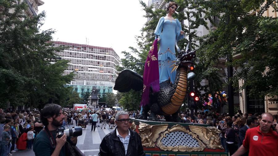 Miles de granadinos y foráneos llenan la capital para acompañar a La Tarasca en su desfile por le centro de la ciudad. Puede ver más fotos del Corpus en  este enlace . 