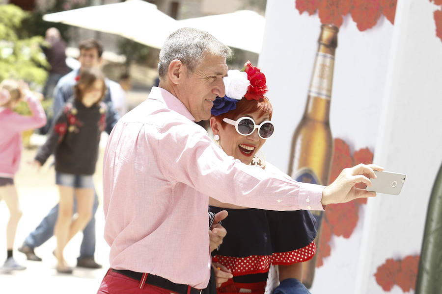 Este miércoles ha sido la jornada en la que más gente se animaba a visitar el Real de la Feria. Muchos trajes de flamenca, peinetas y flores pintaban de color la zona de casetas a mediodía. En  este enlace puedes ver las mejores imágenes  de este Corpus 2018